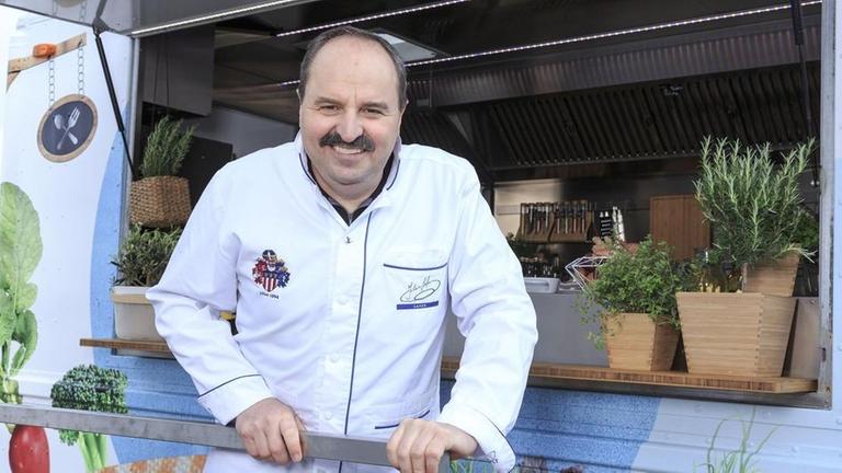 Johann Lafer am Food-Truck.