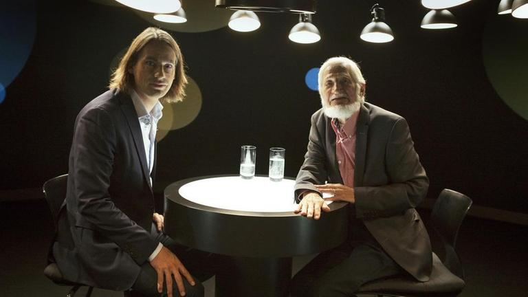 Richard David Precht im Gespr�ch mit Rupert Neudeck, Mitbegr�nder Cap Anamur.