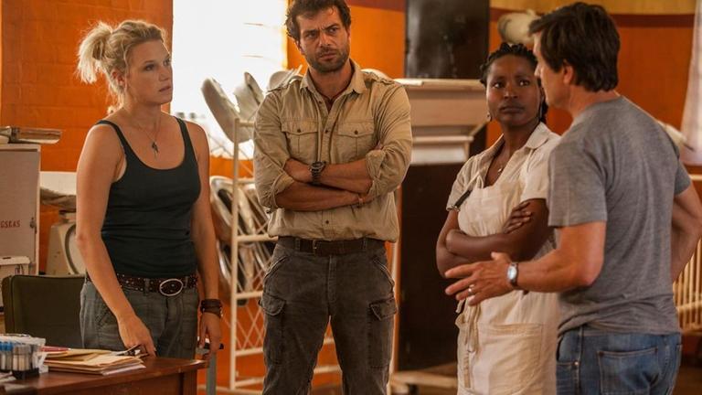 Jana (Eva Maria Grein von Friedl, 1.v.l.) und Thomas (Kai Schumann, 2.v.l.) beraten sich mit Rosie (Ndoni Khanyile, 2.v.r.) und G�nther (Kevin Otto, 1.v.r.) �ber das weitere Vorgehen.