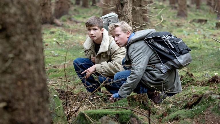 Der Westen scheint zum Greifen nah. Uwe Fleischhauer (Leon Virgenz) und Heiko Runge (Paul Simon) wollen die DDR hinter sich lassen. Im deutsch-deutschen Grenzgebiet bei Sorge im Harz soll die Flucht gelingen.