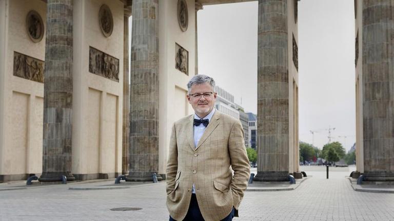 25 Jahre deutsche Einheit: Sind die Deutschen wirklich zu einem Volk zusammengewachsen? Prof. Christopher Clark, Cambridge-Historiker, macht sich wieder auf den Weg durch unser Land.