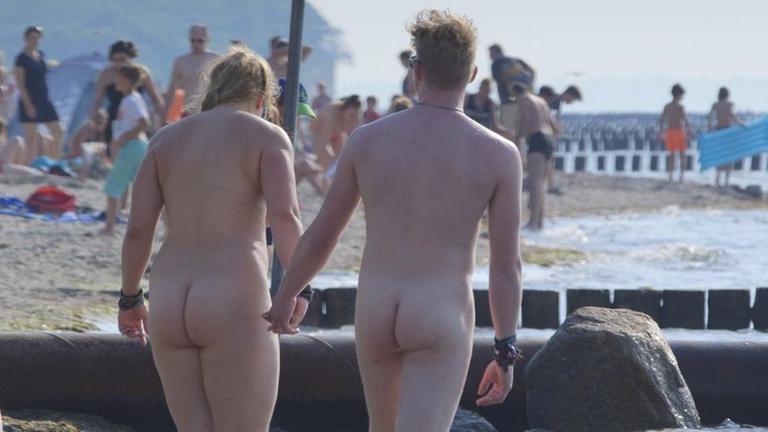 Der FKK-Test mit versteckter Kamera am Ostseestrand auf der Insel Poel, ein nacktes P�rchen mitten unter den angezogenen Strandbesuchern. Sind die Ostdeutschen freiz�giger als die Westdeutschen?