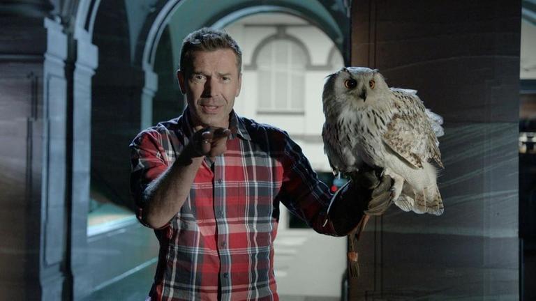 Ob Uhu, G�rteltier oder Schlange: Bei unserem Dreh im Senckenberg-Museum in Frankfurt helfen sie alle mit. Sehr zur Freude unseres Moderators Dirk Steffens.