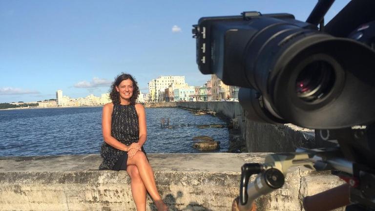 Antje Pieper am Malecon, der Uferstra�e von Havanna - oder wie die Kubaner sagen, dem gr��ten Sofa der Welt.