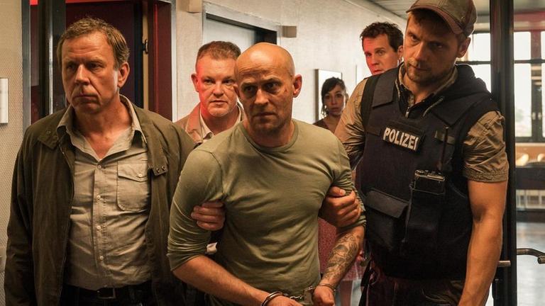 Blochin  wird wegen dringenden Mordverdachts verhaftet und von seinen Kollegen abgef�hrt (v.l.n.r.: J�rg  Pose, Thomas Lawinky, J�rgen Vogel, Carol Schuler, Thomas Heinze und Christoph Letkowski).