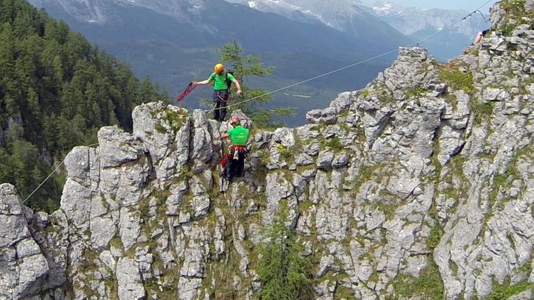Am Gr�nsteinklettersteig machen sich die Bergretter auf die Suche nach einem verungl�ckten Bergwanderer.