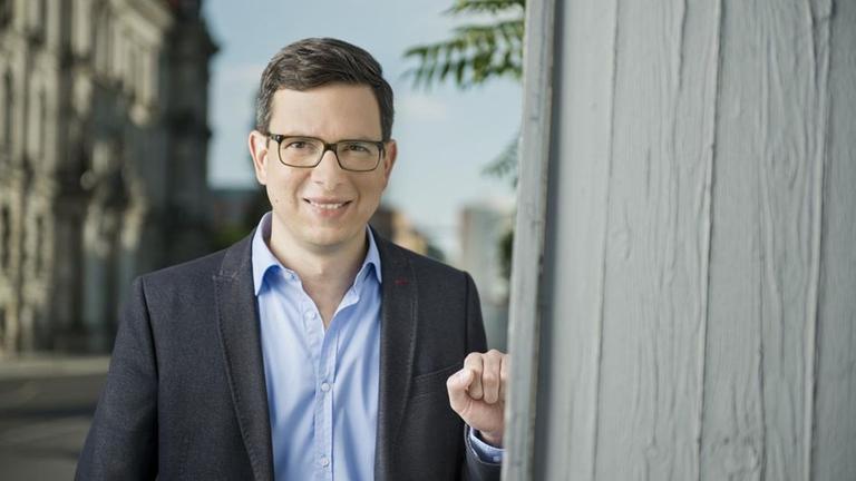 "Geschichte treffen" mit Wolf-Christian Ulrich. Der Presenter des neuen Zeitgeschichtsformat von ZDFinfo sucht die Orte auf, an denen sich die jeweiligen historischen Ereignisse abspielten.