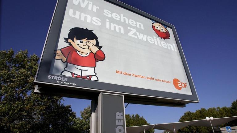 Rollplakat vor Einfahrt Hauptpforte