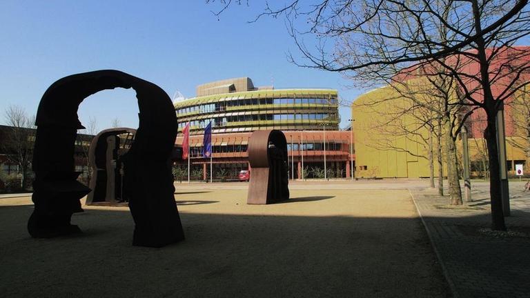 Platz der K�pfe vor dem Sendezentrum