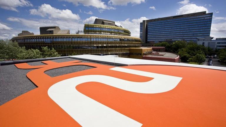 Blick vom Dach des ZDF-Nachrichtenstudios über das ZDF-Logo hinweig auf das Sendebetriebsgebäude und das ZDF-Hochhaus