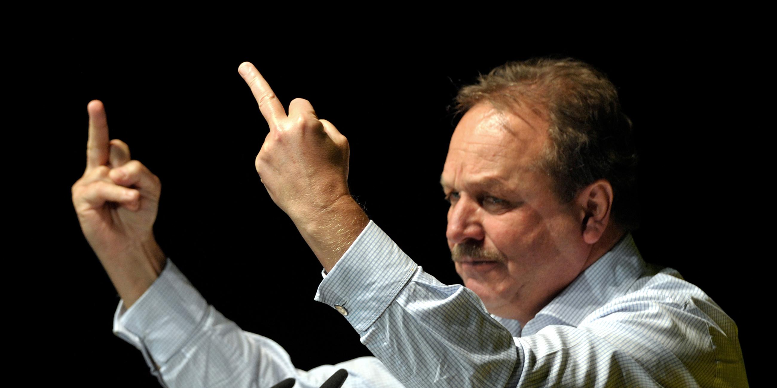 Frank Bsirske zeigt den Mittelfinger während seiner Rede bei einer Demonstration des deutschen Gewerkschaftsbundes (DGB) 