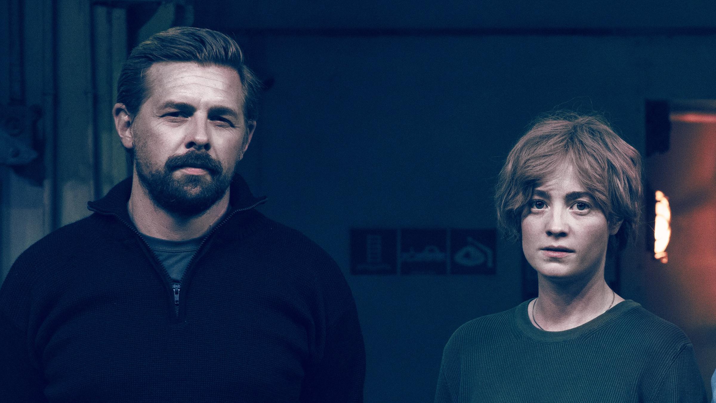 Klaas Heufer Umlauf und Leonie Benesch am Set von "Der Schwarm"