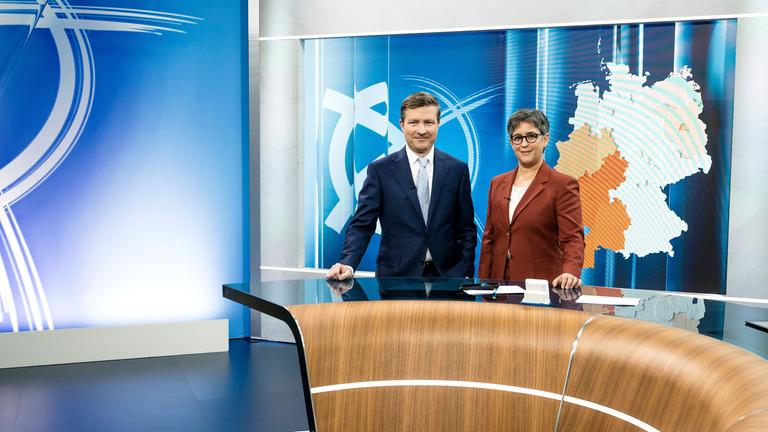 Shakuntala Banerjee und Stefan Leifert live aus dem ZDF-Wahlstudio in Berlin