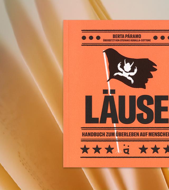 Auf einem orangefarbenen Hintergrund ist eine schwarze Flagge mit einer stilisierten weißen Laus hinter dem Titel Läuse in fetten schwarzen Lettern zu sehen.