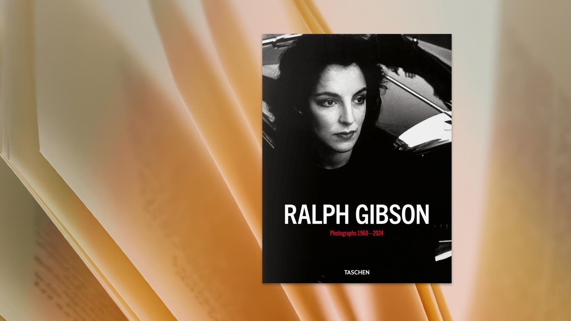 Auf dem Cover des Bildbandes sieht man die Schwarz-weiß-Fotografie einer Frau, die vor einem Auto steht.