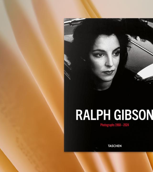 Auf dem Cover des Bildbandes sieht man die Schwarz-weiß-Fotografie einer Frau, die vor einem Auto steht.