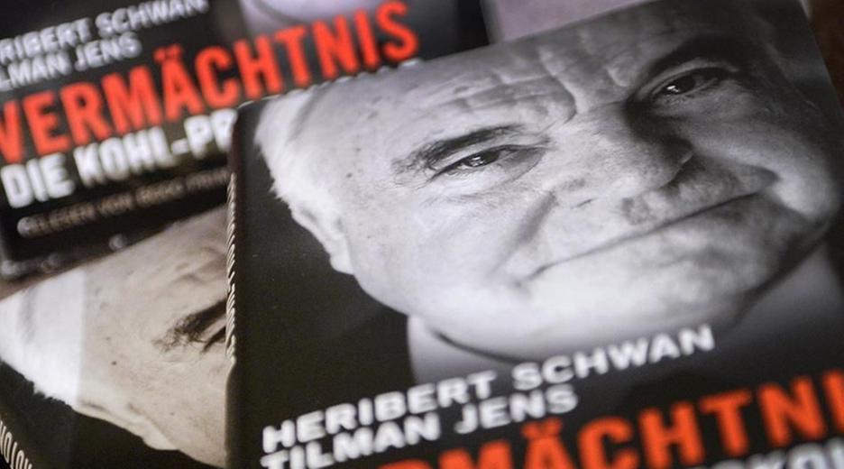 Archv: Bücher mit dem Titel "Vermächtnis. Die Kohl-Protokolle" liegen am 07.10.2014 in Berlin