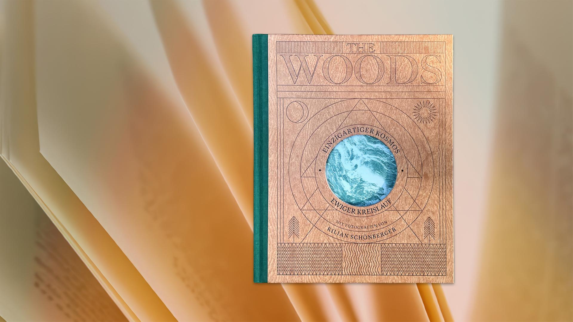 Ein Buch, dessen Umschlag aussieht, als ob er aus Holz mit eingefrästen Mustern besteht. In der Mitte ist ein Loch.