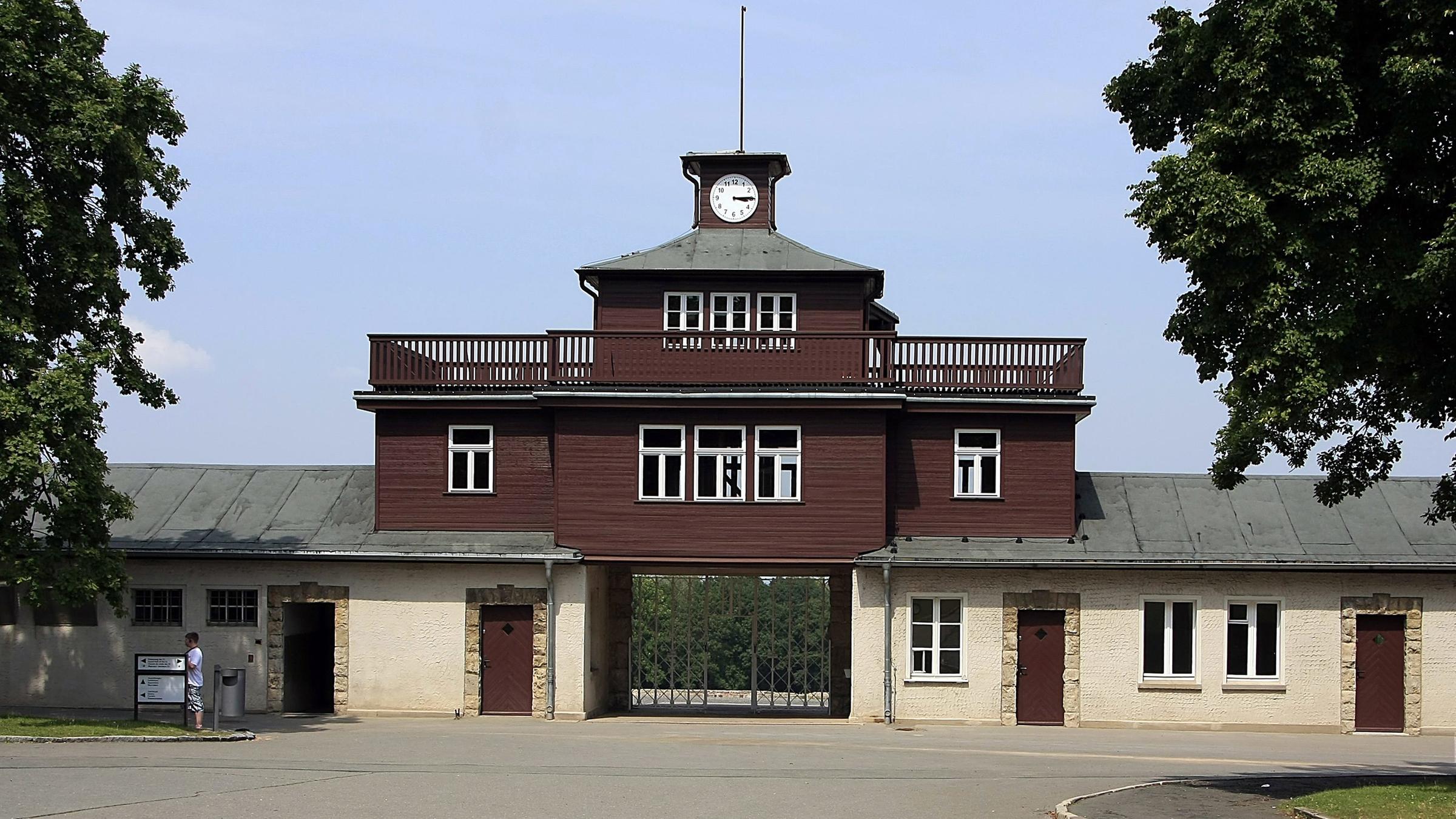 Archiv: Eingang des ehemaligen Konzentrationslager Buchenwald auf dem Ettersberg von Weimar am 26.07.2014.