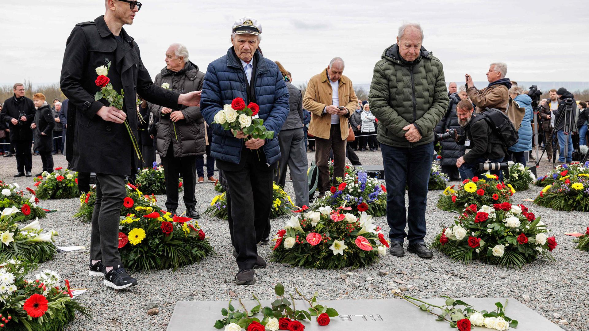 Ein Holocaust-Überlebender legt Blumen im ehemaligen KZ Buchenwald nieder