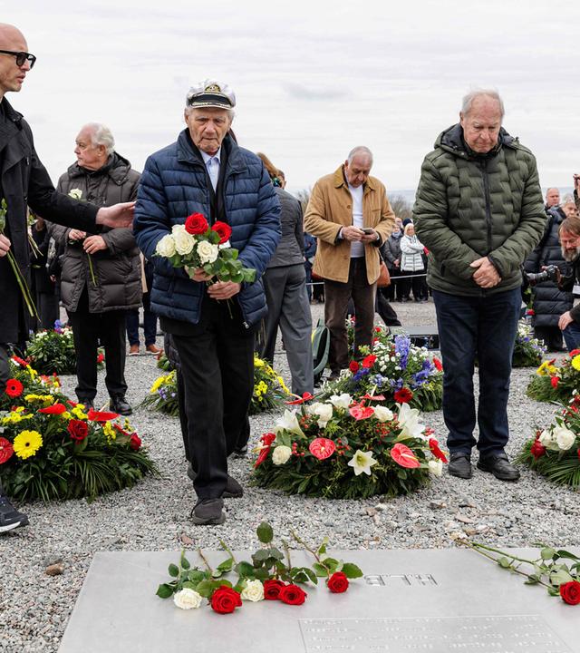 Ein Holocaust-Überlebender legt Blumen im ehemaligen KZ Buchenwald nieder