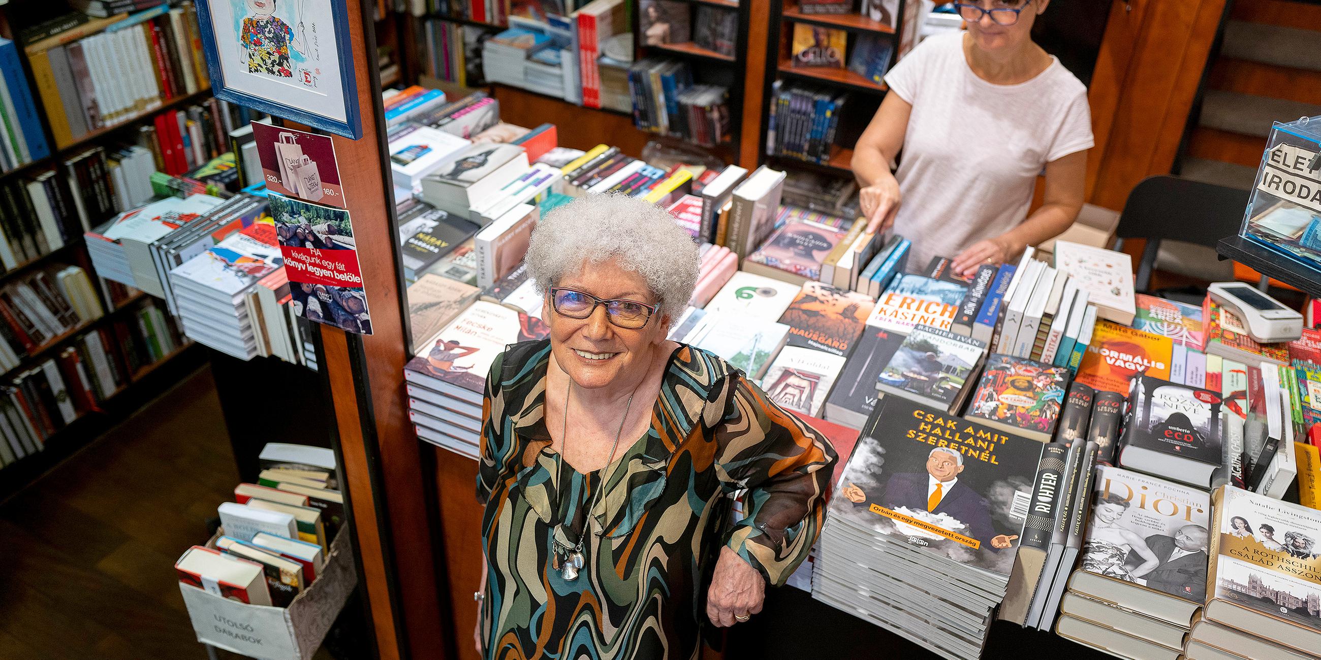 Eva Redai in ihrem Buchladen Láng Téka in Budapest, Ungarn