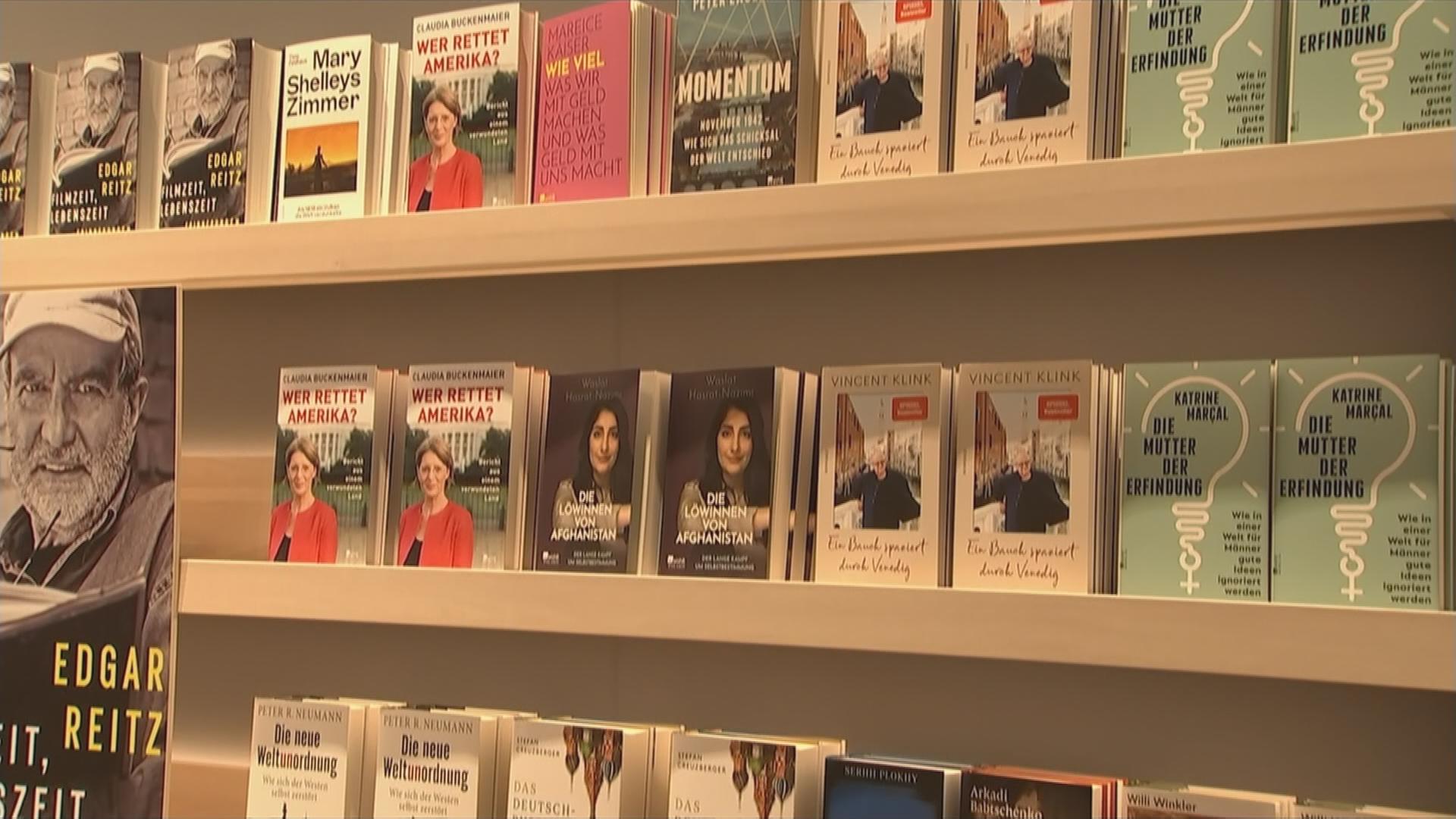 Bücher im Regal auf der Frankfurter Buchmesse