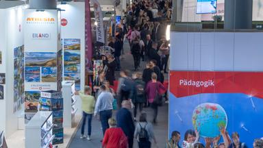 Fachbesucher in der Messehalle der Frankfurter Buchmesse am 17.10.2019 in Frankfurt.