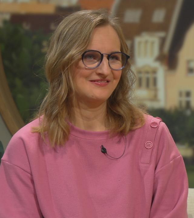 Gesa Wegeng auf dem Volle-Kanne-Sofa