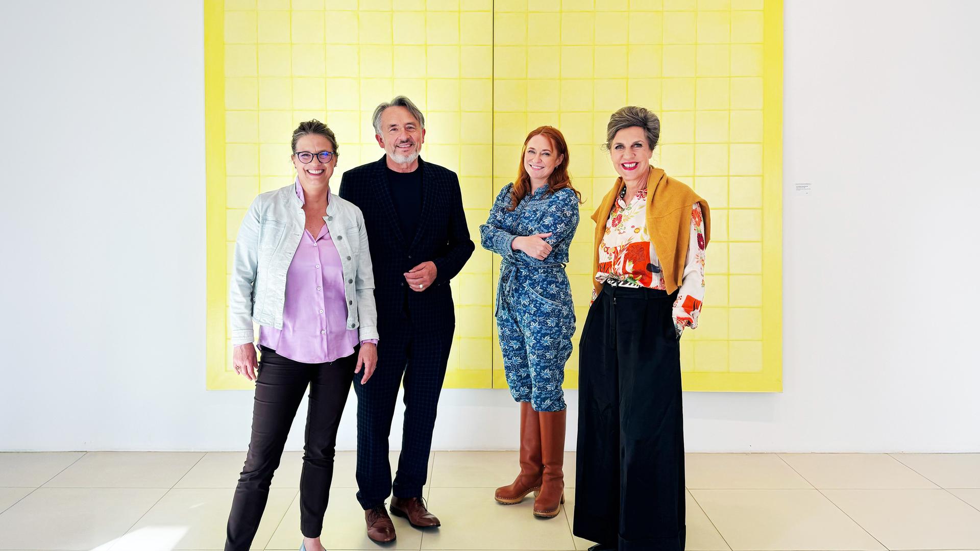 Sandra Kegel, Gert Scobel, Katrin Schumacher und Barbara Vinken stehen vor einem gelben, monochromen Gemälde.