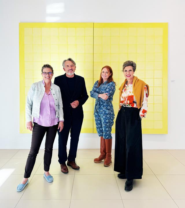 Sandra Kegel, Gert Scobel, Katrin Schumacher und Barbara Vinken stehen vor einem gelben, monochromen Gemälde.