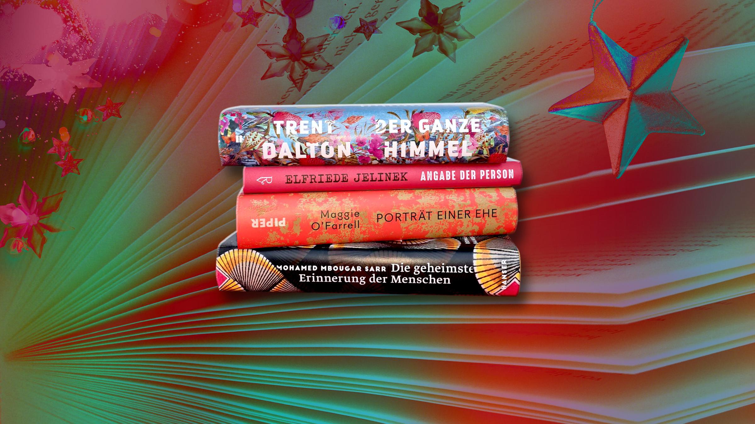 vier Bücher auf einem adventlichen Hintergrund