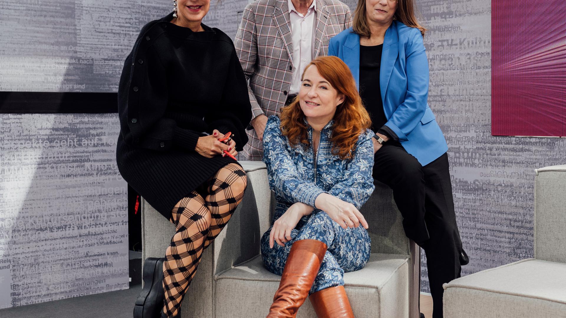 Barbara Vinken, Katrin Schumacher, Sandra Kegel und Gert Scobel bei der Aufzeichnung der "Buchzeit" auf der Leipziger Buchmesse 2023.