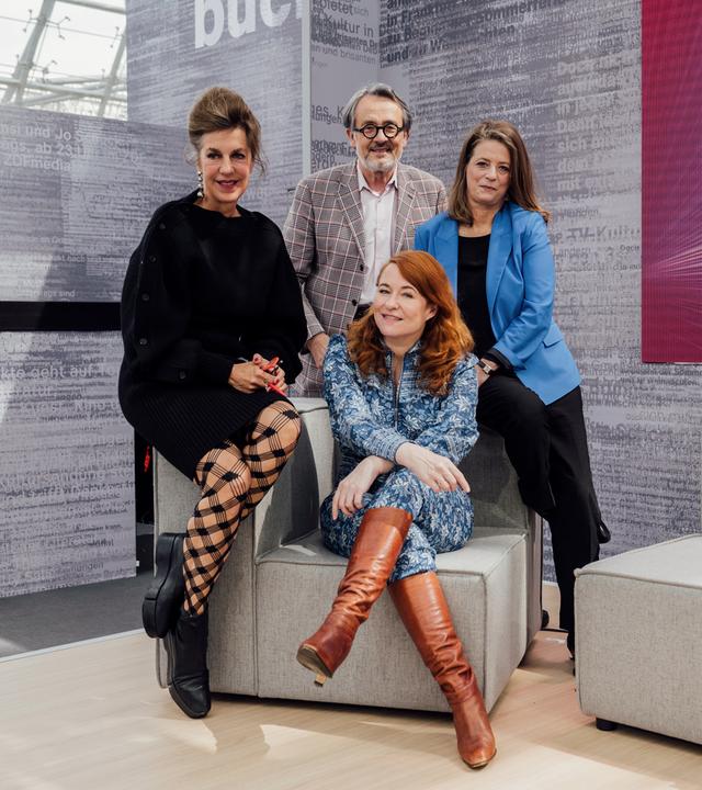 Barbara Vinken, Katrin Schumacher, Sandra Kegel und Gert Scobel bei der Aufzeichnung der "Buchzeit" auf der Leipziger Buchmesse 2023.