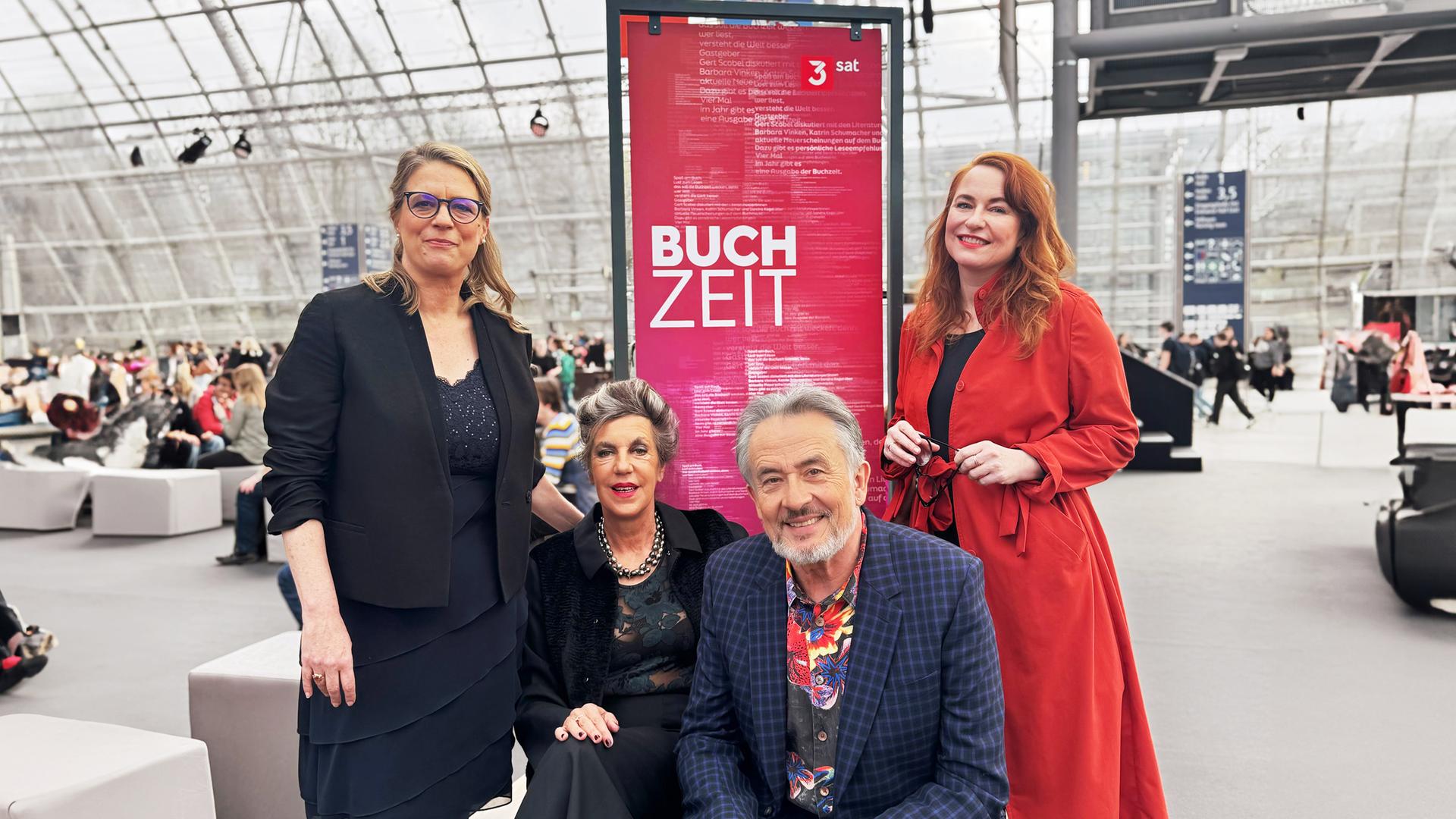 Sandra Kegel, Barbara Vinken, Katrin Schumacher und Gert Scobel bei der Aufzeichnung der "Buchzeit" auf der Leipziger Buchmesse 2024.