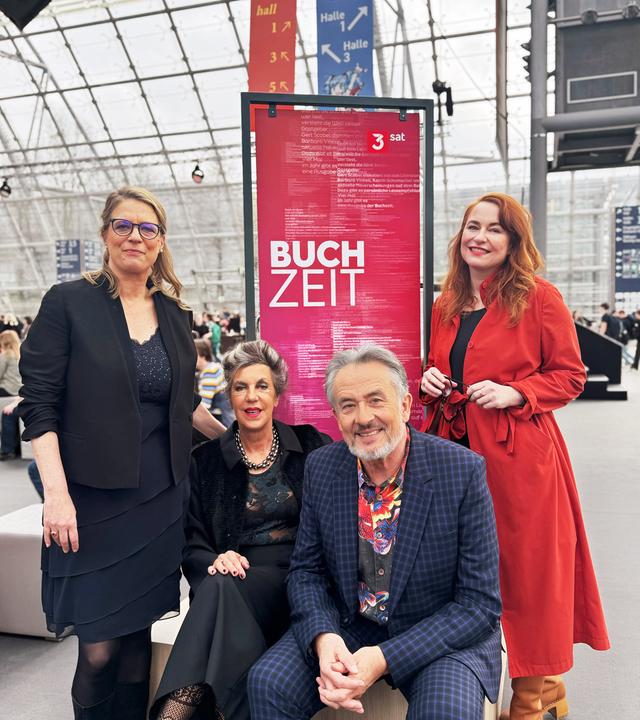 Sandra Kegel, Barbara Vinken, Katrin Schumacher und Gert Scobel bei der Aufzeichnung der "Buchzeit" auf der Leipziger Buchmesse 2024.