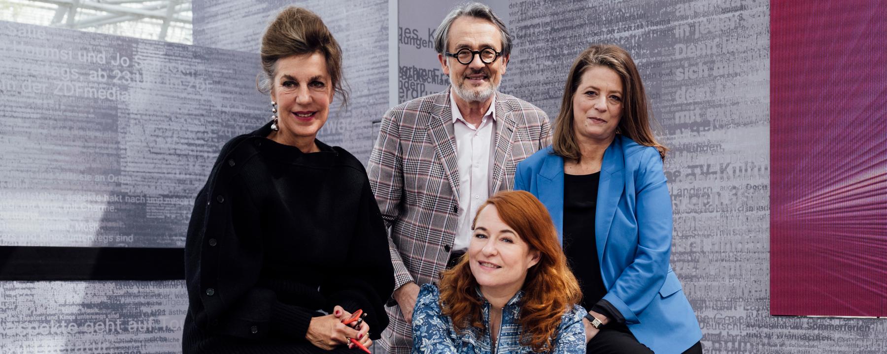 Barbara Vinken, Katrin Schumacher, Sandra Kegel und Gert Scobel bei der Aufzeichnung der "Buchzeit" auf der Leipziger Buchmesse 2023.