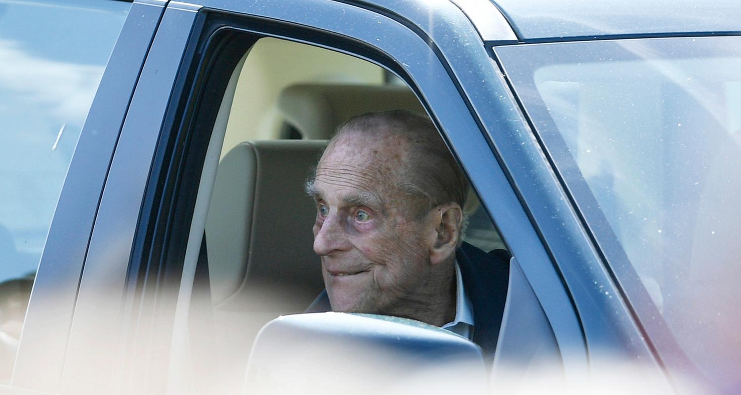 Das Bild zeigt den britischen Prinz Philip in einem Auto.