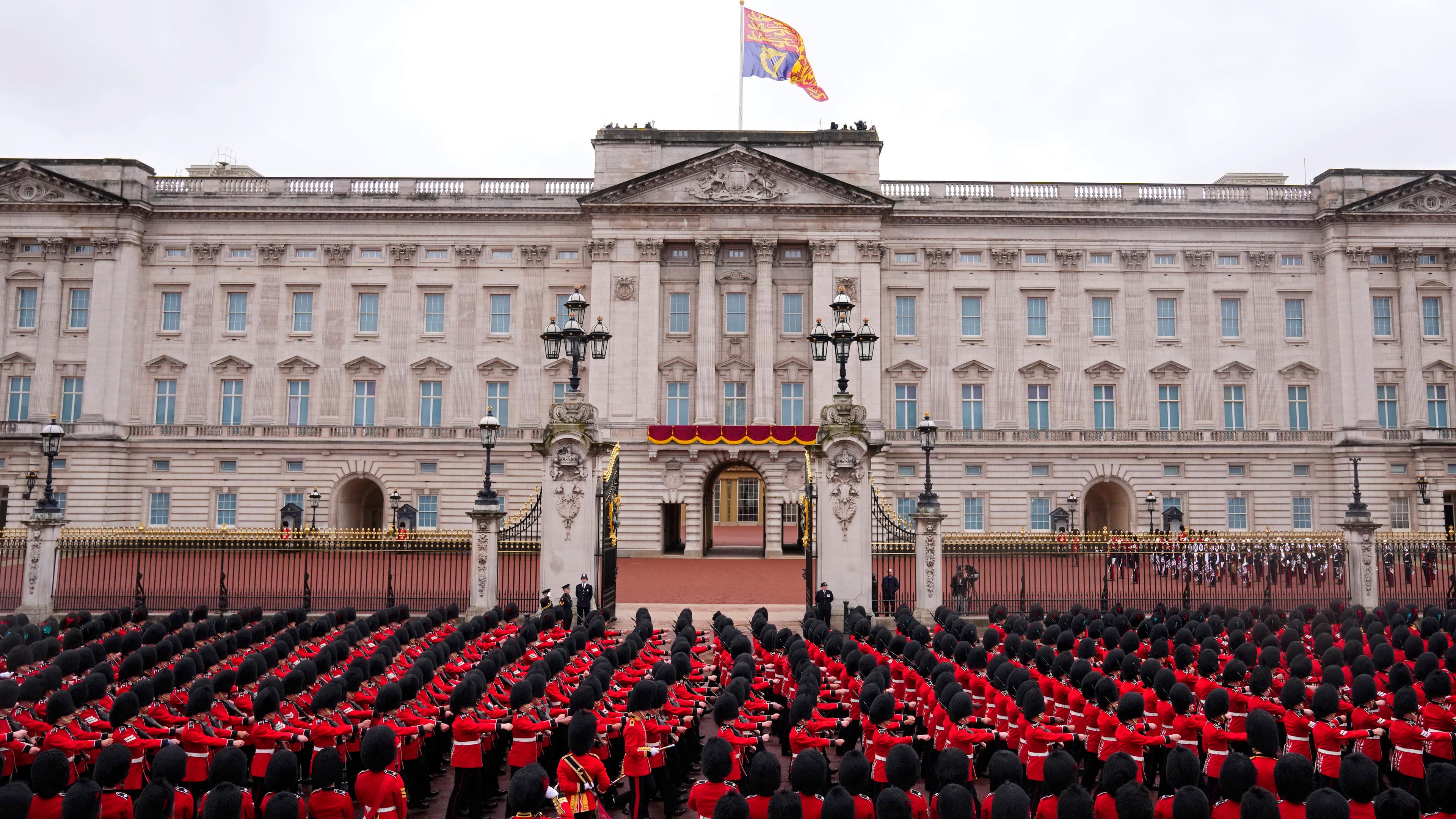 Buckingham Palace, King Guards