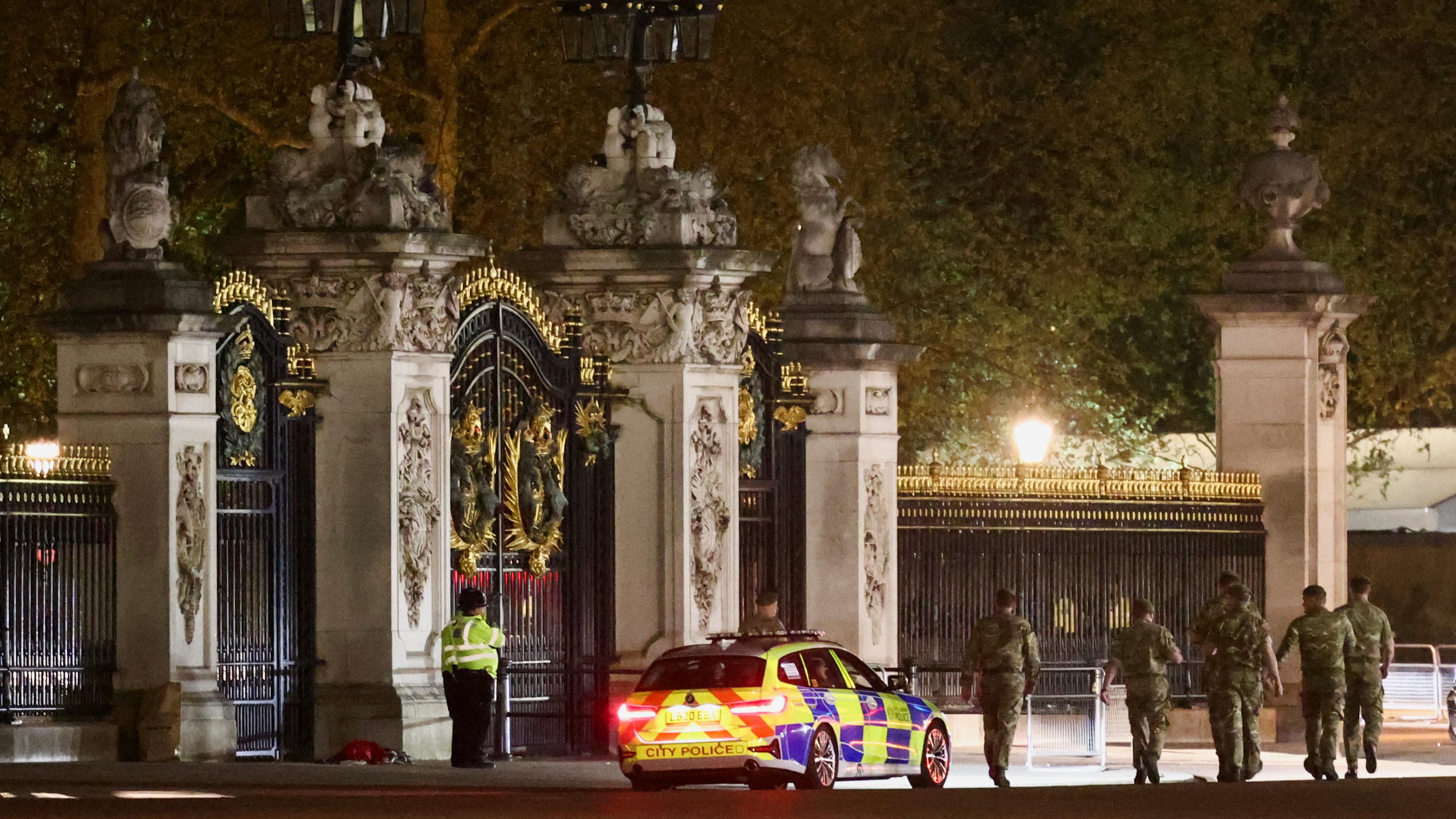 Polizisten und Sicherheitskräfte vor dem Buckingham-Palast in London.