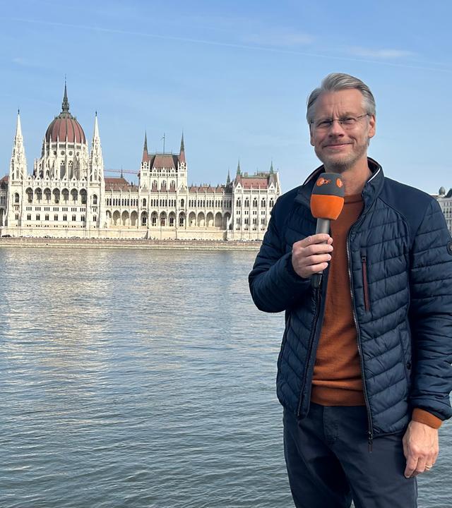 Moderator Andreas Klinner vor dem Parlamentsgebäude in Budapest