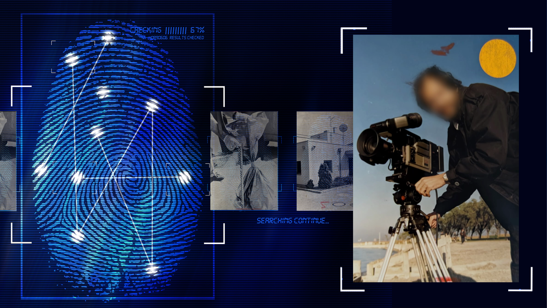 Ein Mann steht neben einer Filmkamera, die sich auf einem Stativ befindet, und schaut Richtung Kamera. Im Hintergrund blauer Himmel und eine Küstenlinie. Bäume. Links daneben: Lichtschematische Darstellung eines Fingerabdrucks.