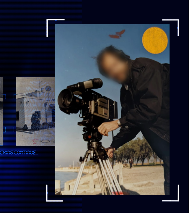 Ein Mann steht neben einer Filmkamera, die sich auf einem Stativ befindet, und schaut Richtung Kamera. Im Hintergrund blauer Himmel und eine Küstenlinie. Bäume. Links daneben: Lichtschematische Darstellung eines Fingerabdrucks.