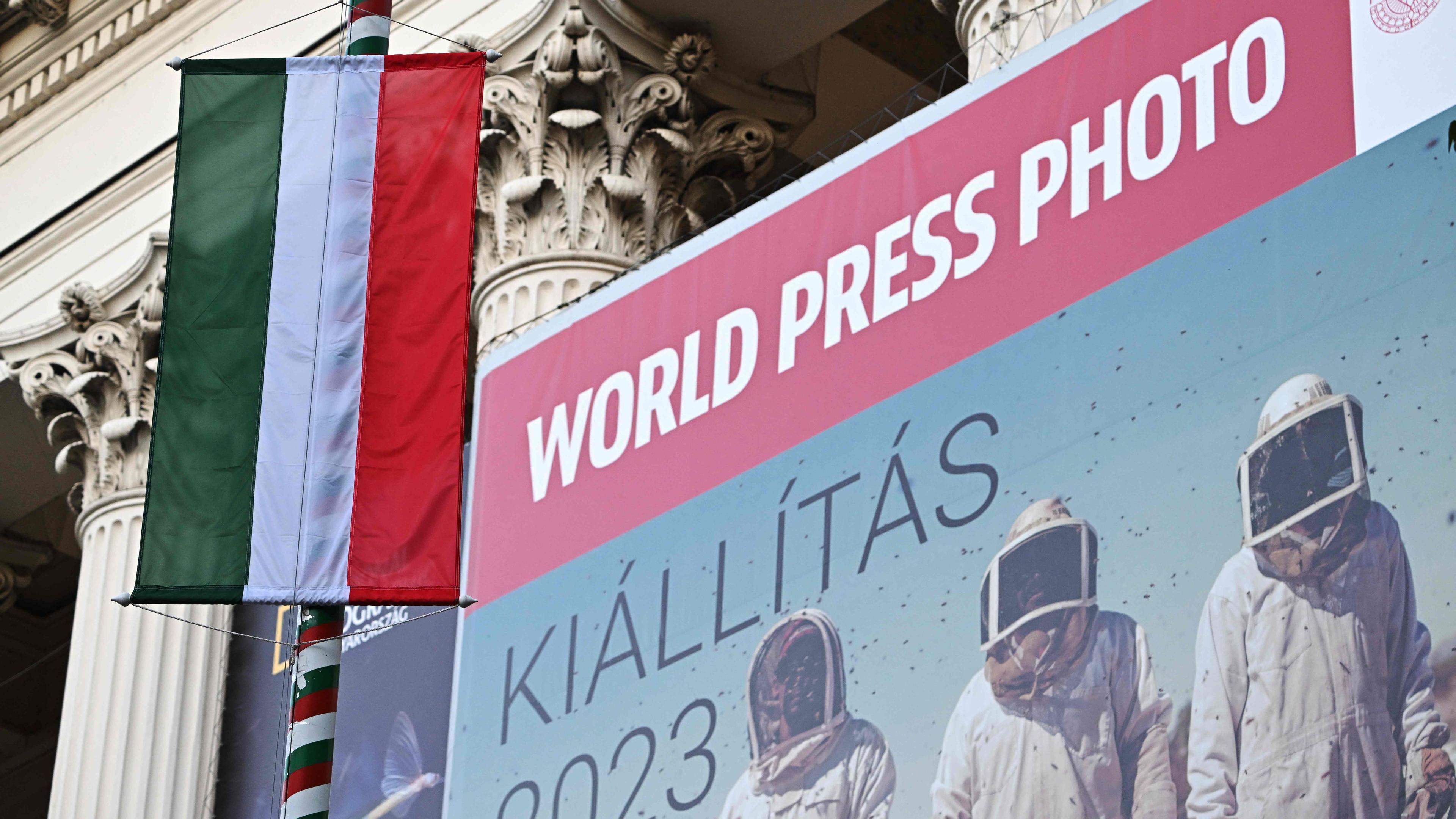 Vor dem Eingang des ungarischen Nationalmuseums macht ein großes Plakat auf die Ausstellung der internationalen Stiftung World Press Photo aufmerksam