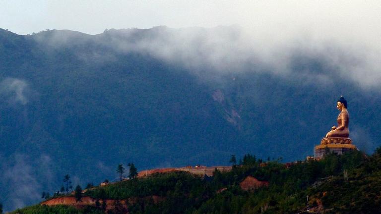 Ein sitzender Buddha im Hochgebirge von Bhutan