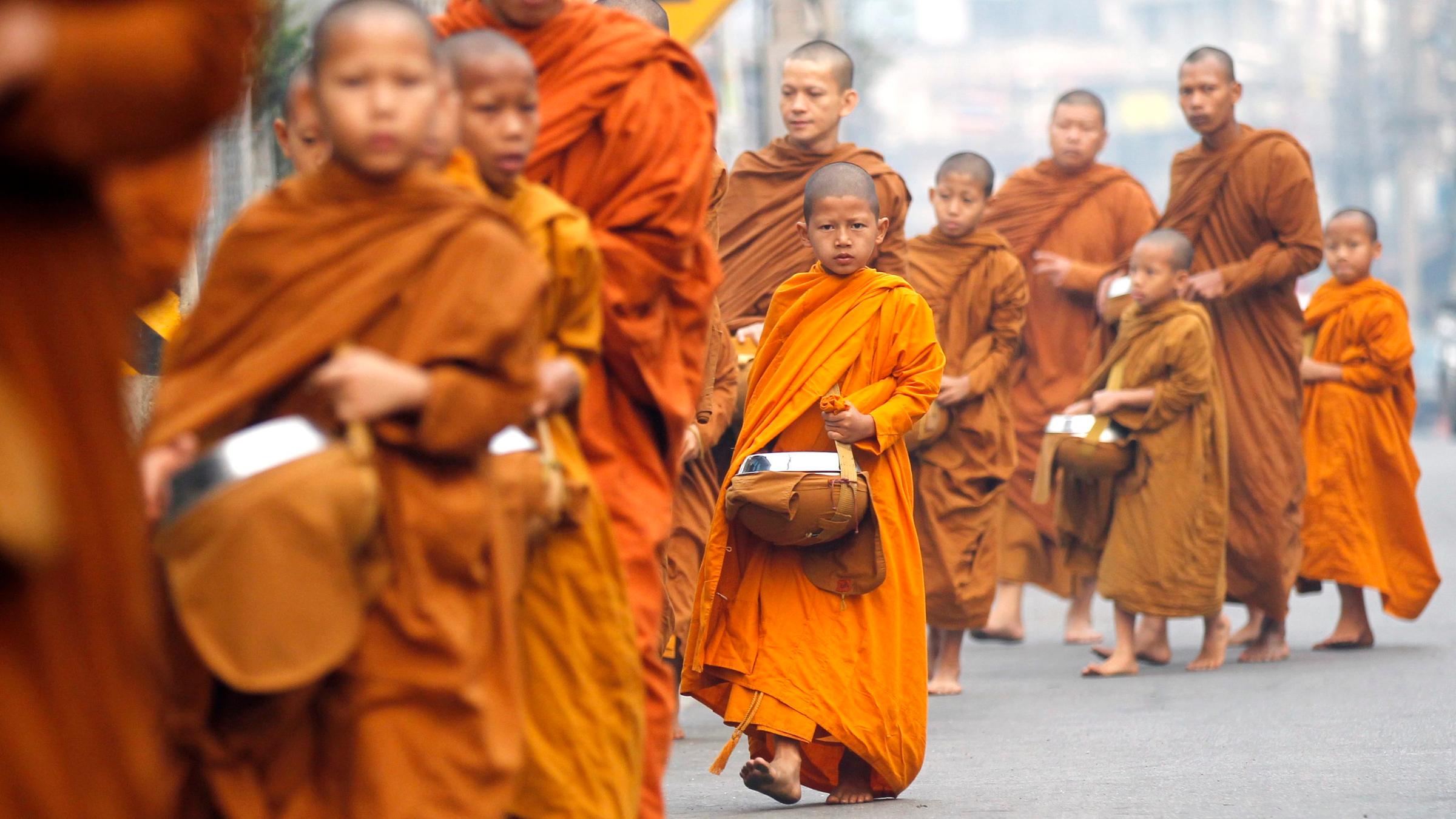 маленький буддийский монах. радость буддизм. буддийский монах тхеравада. дзэн буддизм. буддизм и человек.