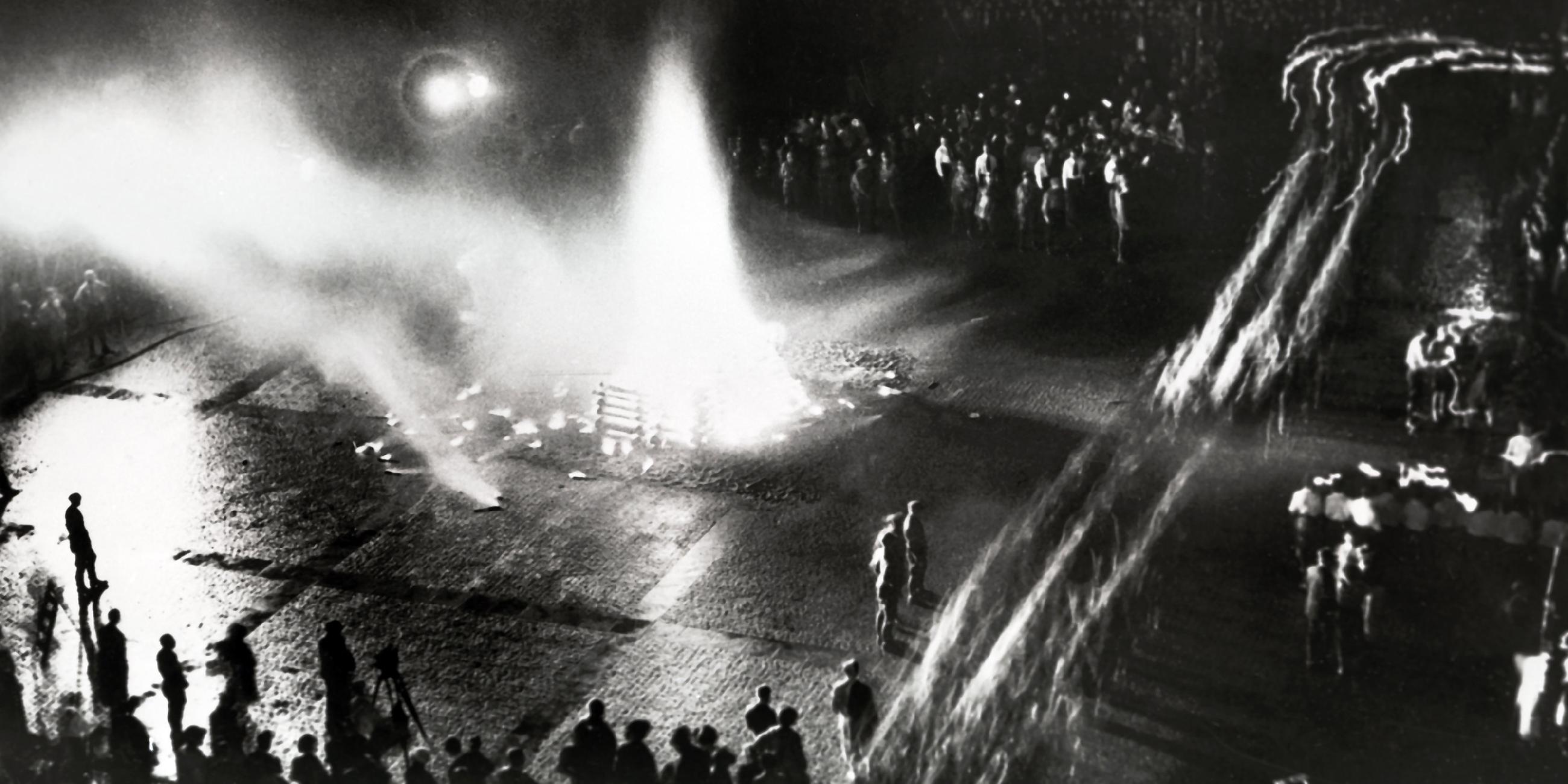 Bücherverbrennung auf dem Opernplatz in Berlin, aufgenommen am 0.05.1933
