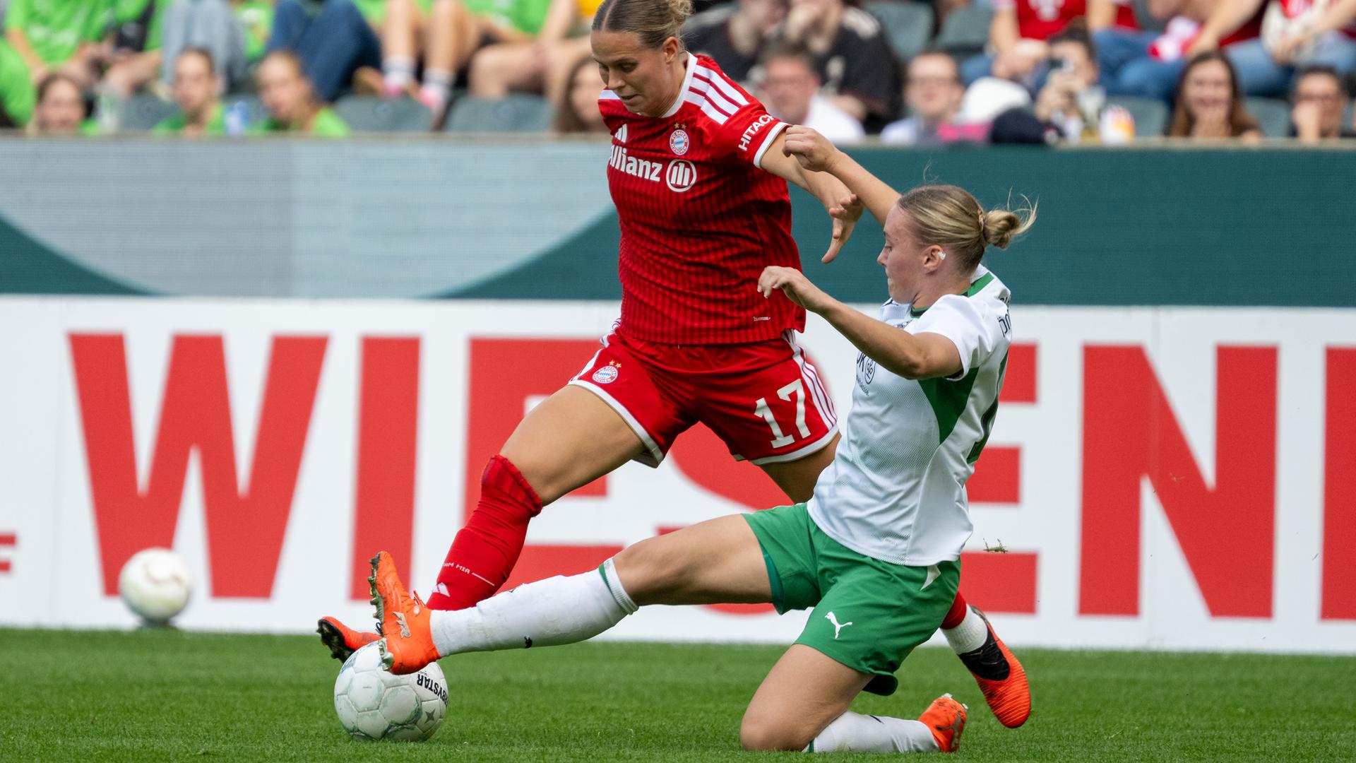 Klara Bühl (FC Bayern München, Nr. 17) im Zweikampf mit Sam Drissen (Borussia Mönchengladbach, Nr. 15) im DFB-Pokal der Frauen.