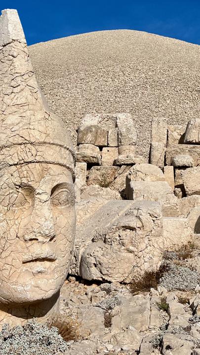 Areal Nemrut Dagi in der Türkei mit Resten von Statuen