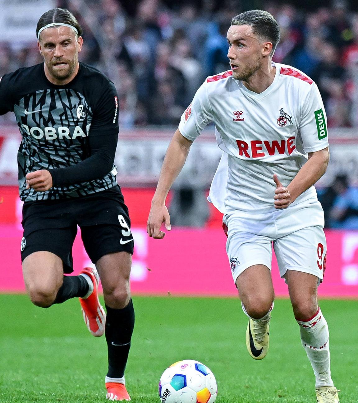 Lucas Höler (SC Freiburg) und Luca Waldschmidt r. (1. FC Köln) im Laufduell.